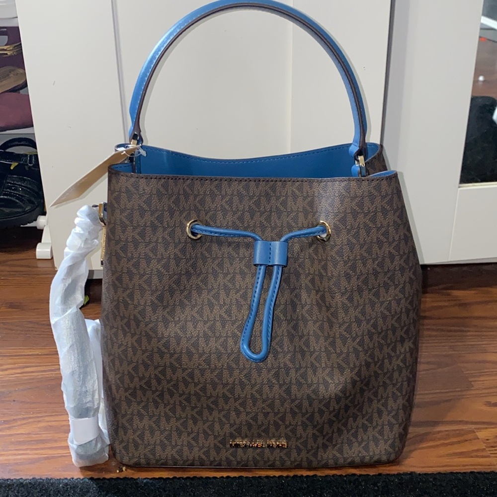 💕❤️NWT MICHAEL KORS 100 % Authentic Suri Large Bucket Messenger Bag